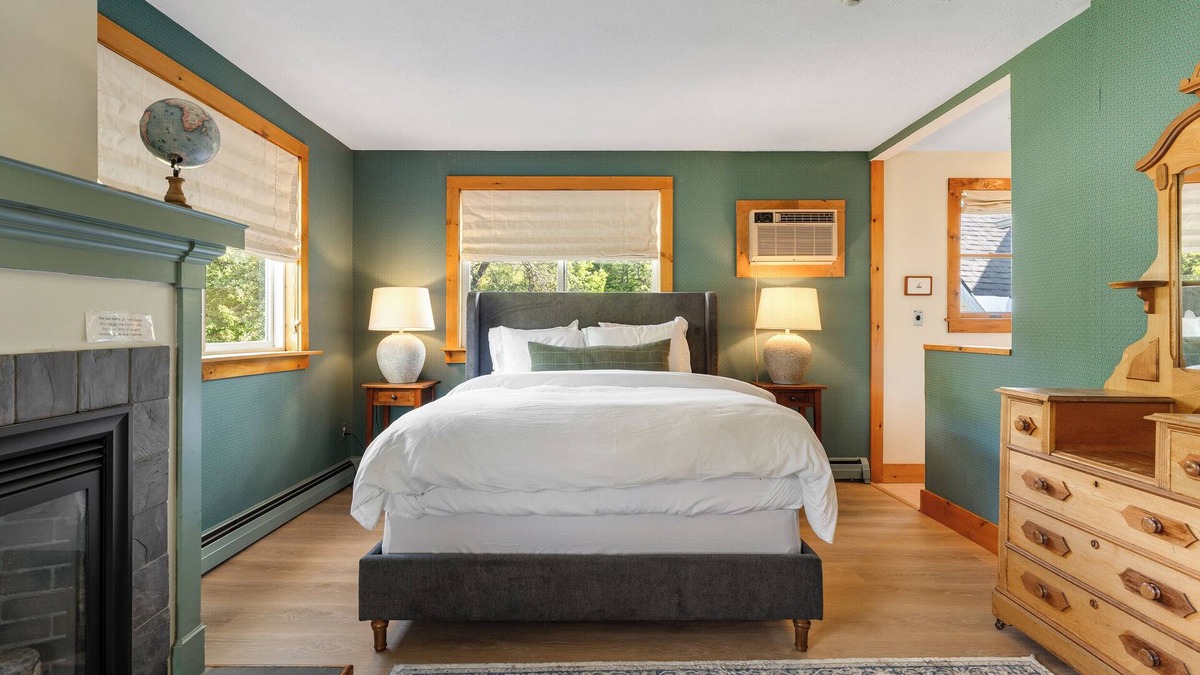 Mendon Apartment | Red Clover Inn Jacuzzi Queen Suite near Killington