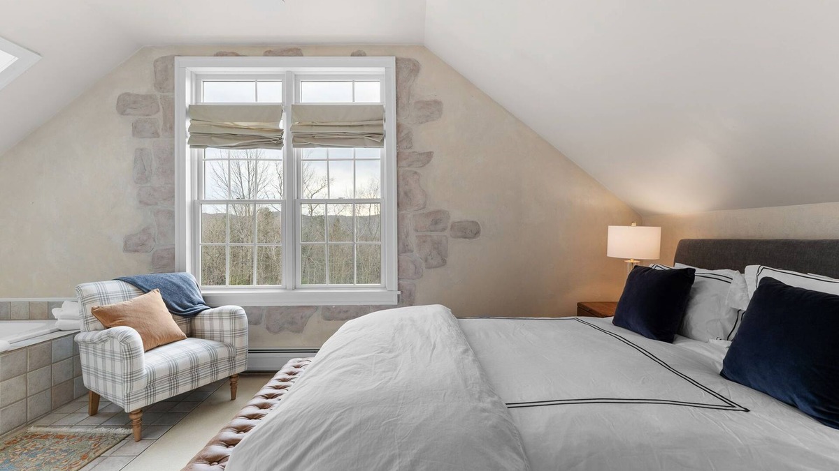 Mendon Apartment | Red Clover Inn: Lovers Queen Suite near Killington