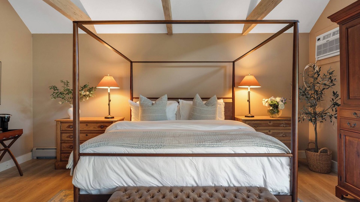 Mendon Apartment | Red Clover Inn Majestic King Suite near Killington