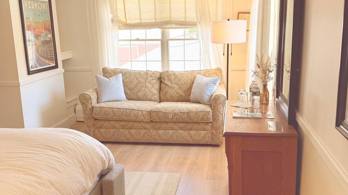Mendon Apartment | Red Clover Inn: Queen Suite + sofabed Killington