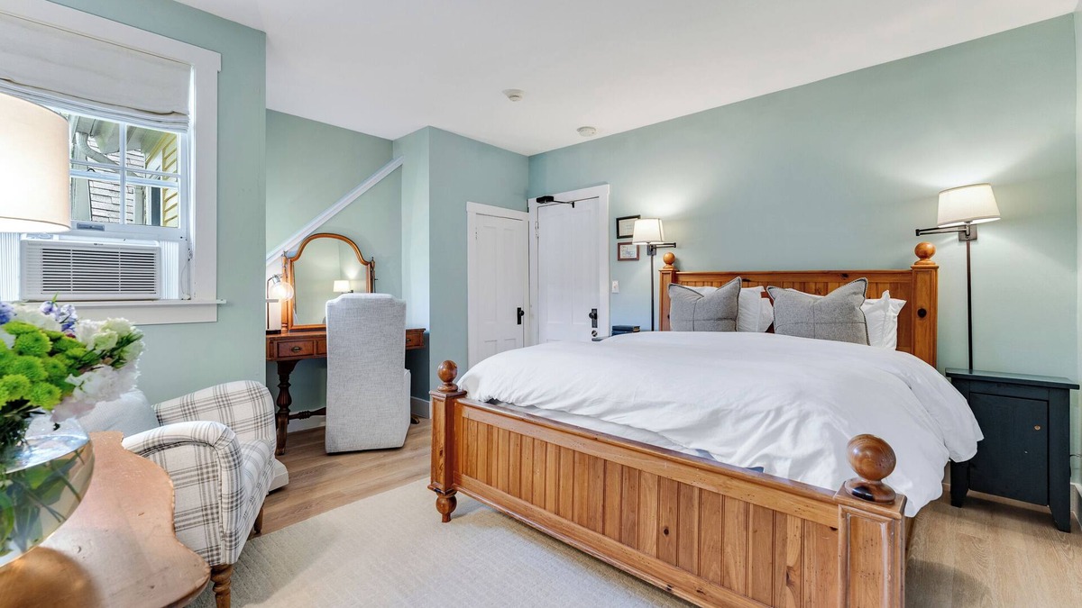 Mendon Apartment | Red Clover Inn: Queen Suite near Killington
