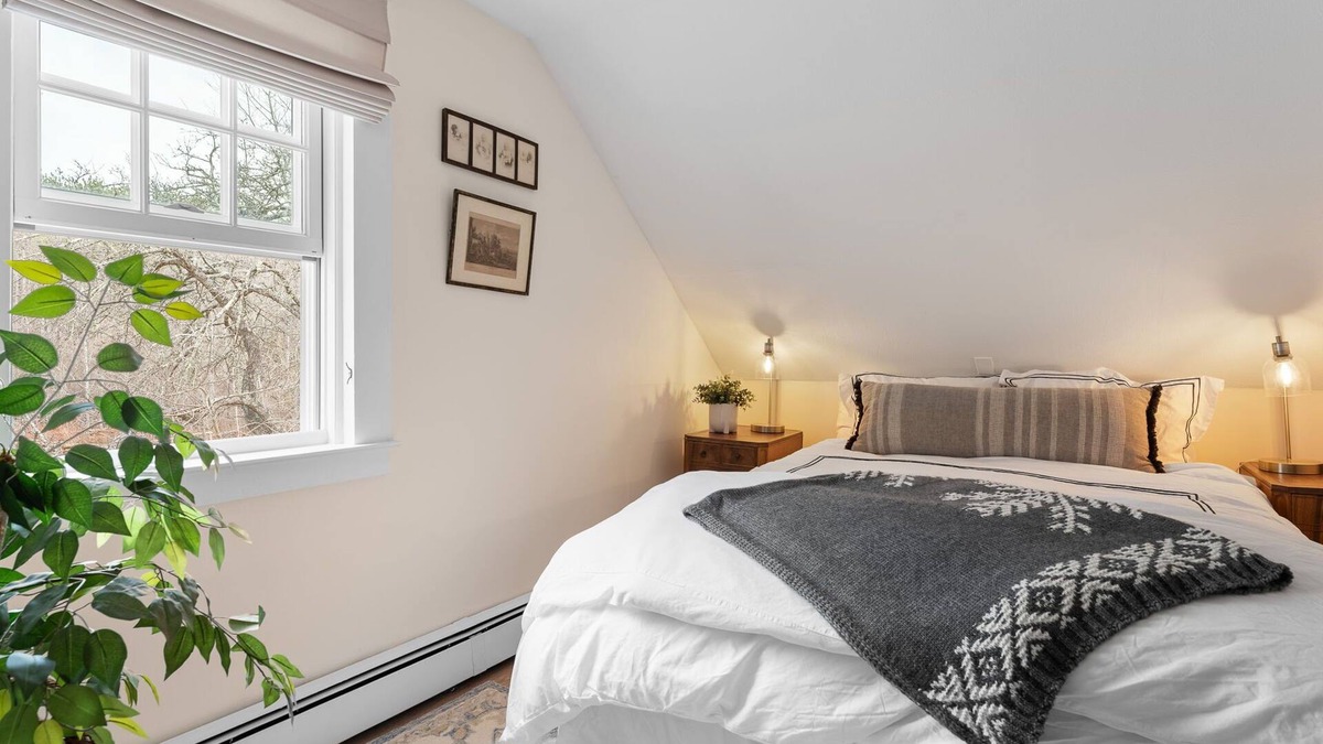 Mendon Apartment | Red Clover Inn: Queen Suite near Killington