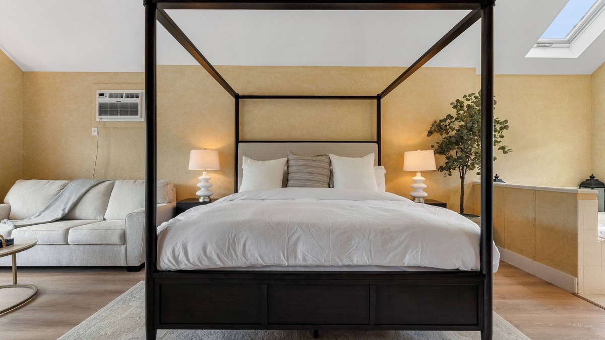 Mendon Apartment | Red Clover Inn Romantic King Suite near Killington