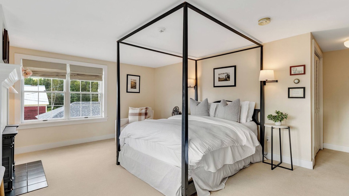 Mendon Apartment | Red Clover Inn: Romantic Queen Suite Killington
