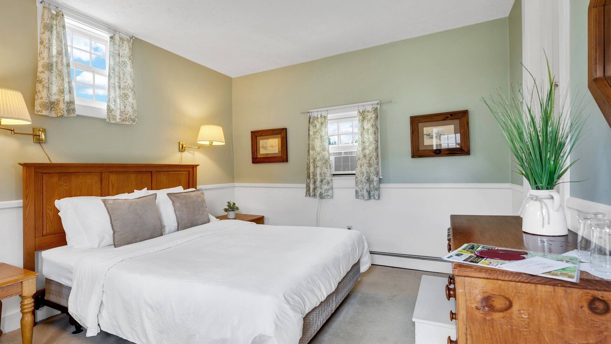 Mendon Apartment | Red Clover Inn Two Bedroom Suite near Killington