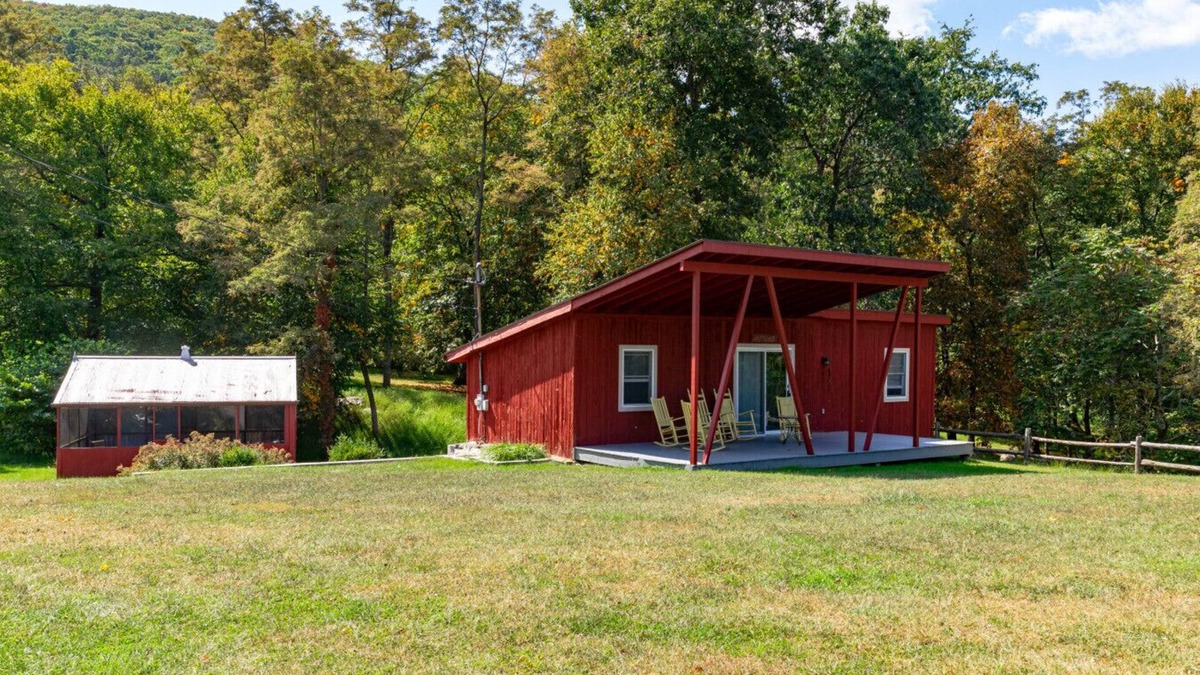 Fishkill House | Red Cottage - Lakeside Property!