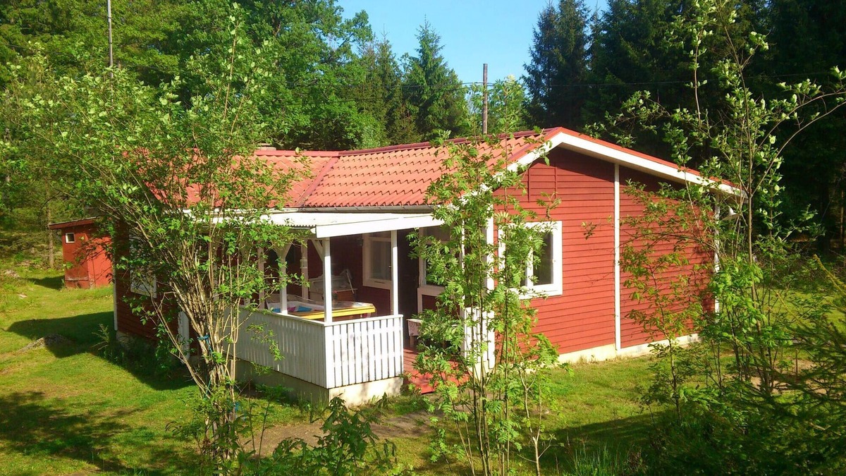 Hallaryd House | Red cottage near the lake with free Wifi