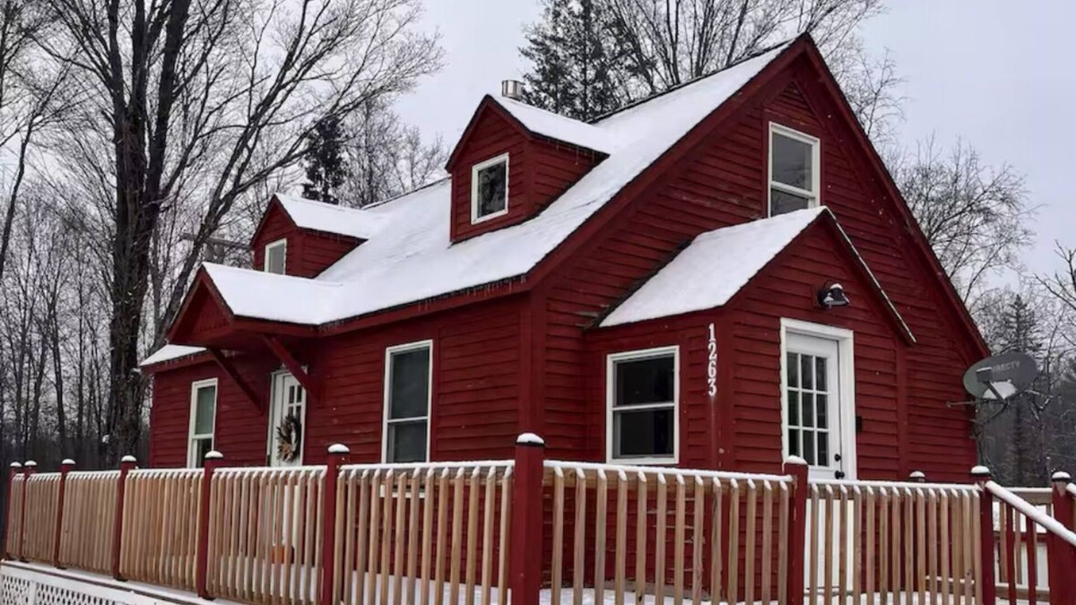 Eagle Bridge House | Red Country Escape with Mountain Views
