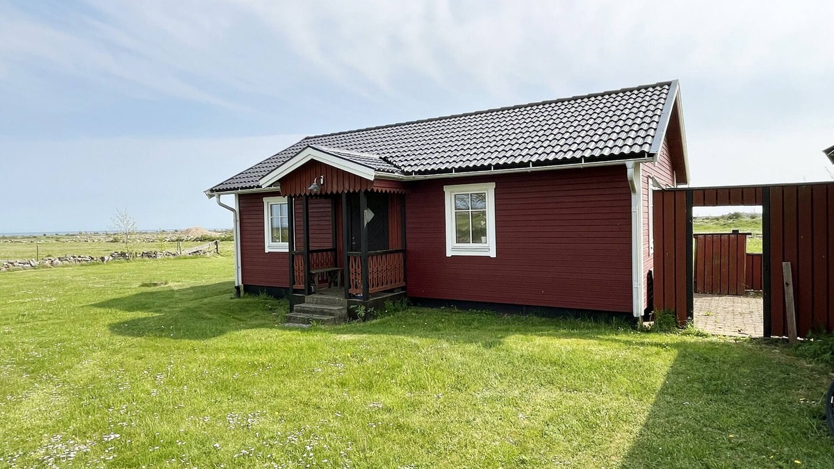 Alby Ski Chalet | Red cozy cottage with sea view | SE04035