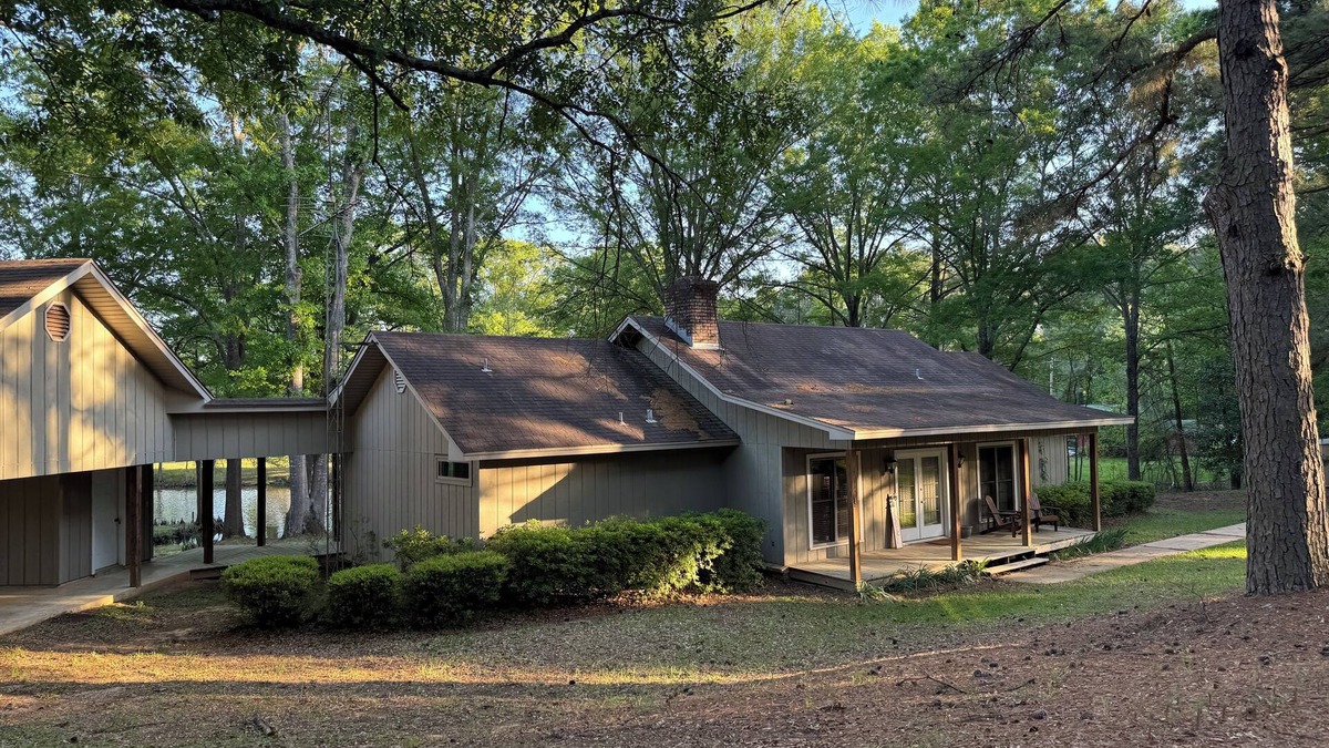 Downsville House | Red Dirt Retreat: Newly Renovated Lakefront Property with Covered Parking