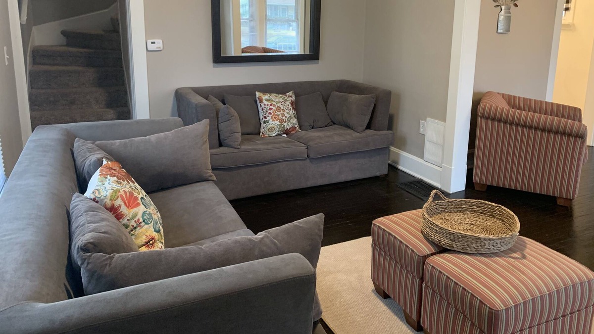 Middletown House | Red Door Charm 4 bed 2 Bath With Hot Tub