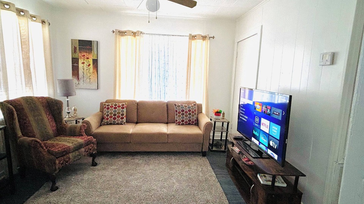 Alexandria House | Red Door Lodge of Alexandria Charming 2-bedroom with WiFi and AC in amazing