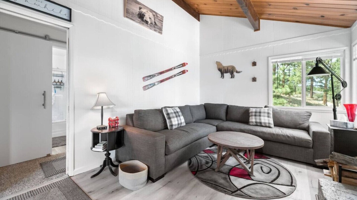 Big Bear House | Red Door Retreat- Cute & Cozy 2 Bed 1 Bath W/AC
