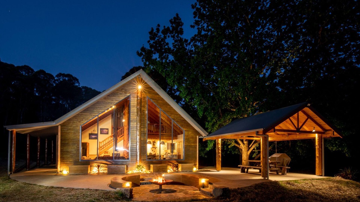 Porepunkah Cabin | Red Earth Lodge - secluded bushland setting