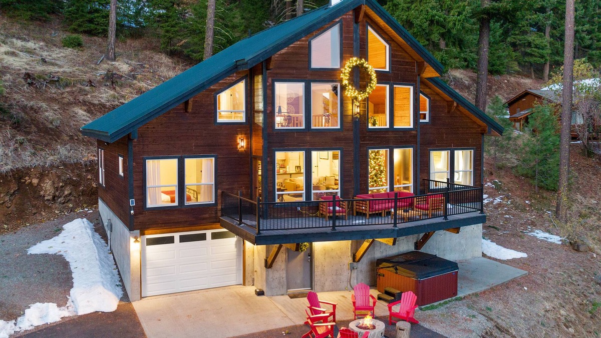 Cle Elum Cabin | Red Fox Luxury Lodge - Gorgeous Views of Lake Cle Elum - Hot Tub - Game Room