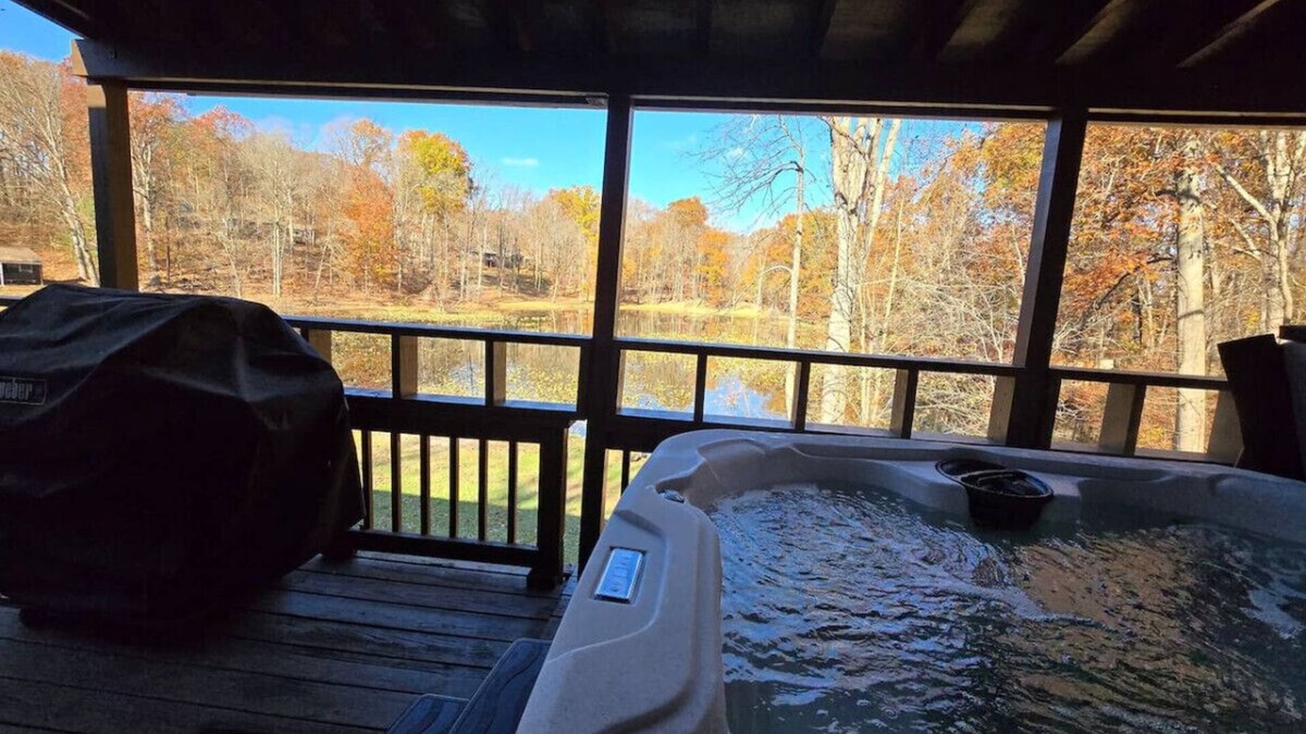 Streetsboro Cabin | Red Fox Run At Heron Hill Retreat Hot Tub on Lake!