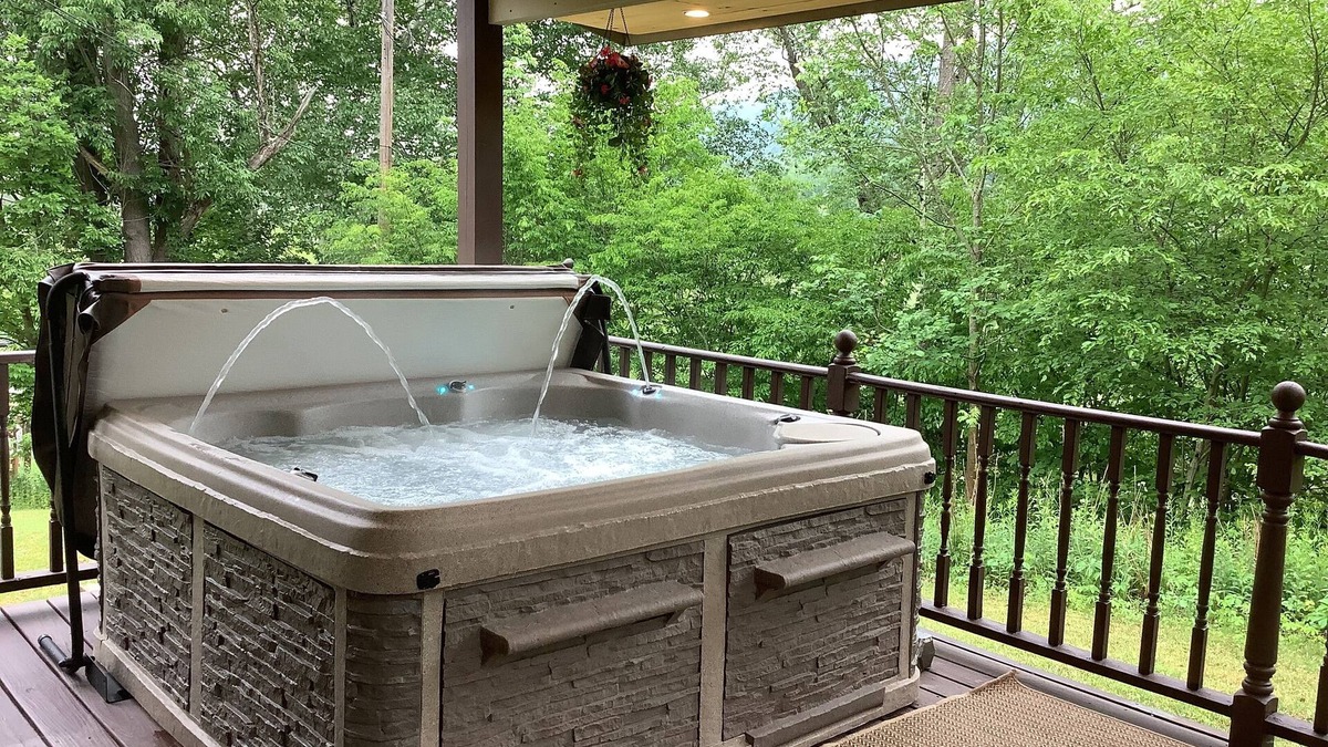 Windham House | Red Fox T.H. & Spa hot tub - mini golf & tee off &outside living room & firepit