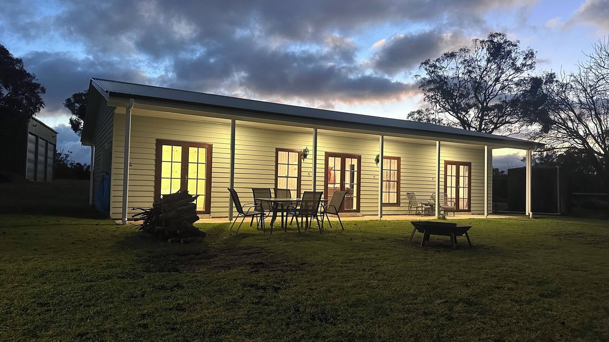 Evans Plains House | Red Hill Farmstay Bathurst, 3BR Country Stay, only minutes to CBD. Sleeps 8
