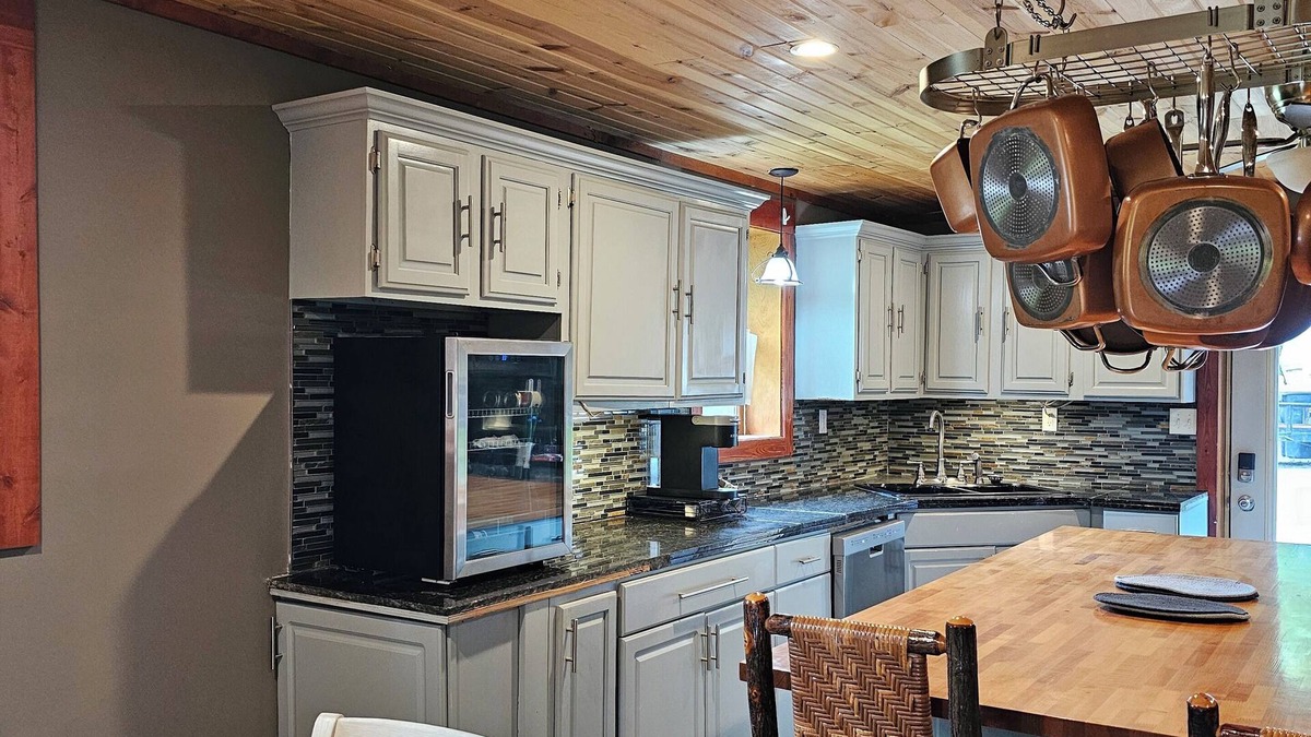 Stanford House | Red Hill House 3/2 RETREAT WITH HOT TUB 15 MINUTES FROM IU MEMORIAL STADIUM