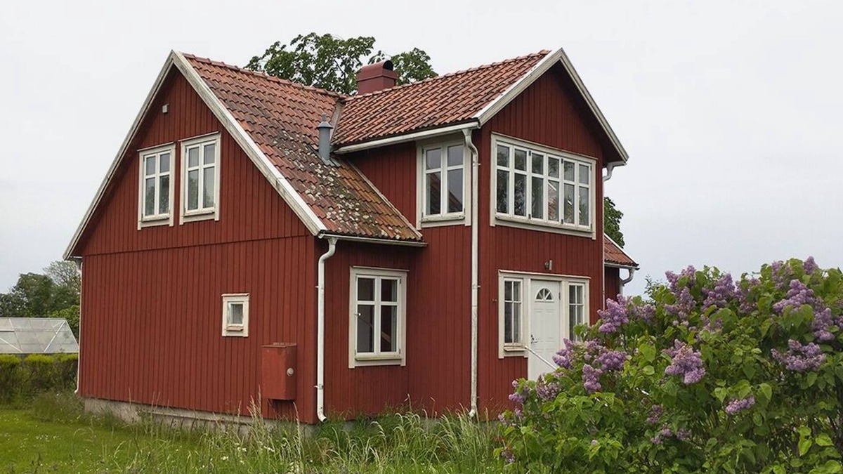 Degerhamn House | Red house 200 meters from the water overlooking bird-rich beach meadows.