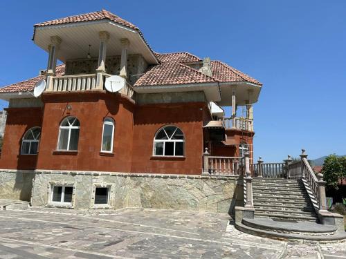 Getahovit Villa | Red House