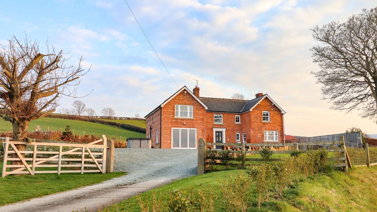Welshpool Cottage | RED HOUSE FARM, pet friendly, with hot tub in Llanfair Caereinion