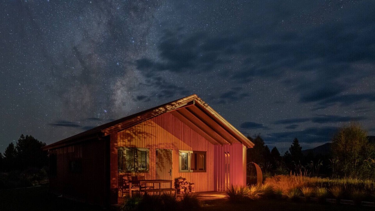Twizel Cabin | Red Hut - breathtaking scenery with a touch of luxury, Twizel