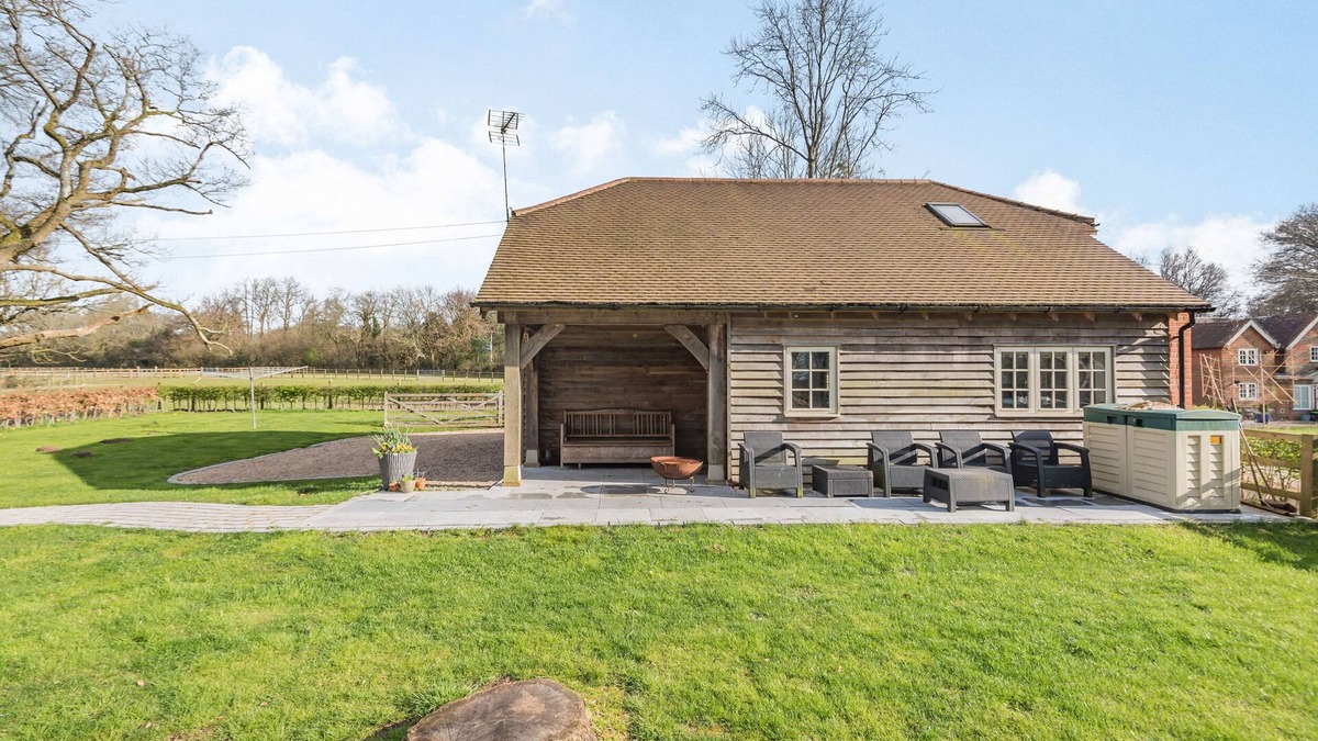 Petersfield Cottage | RED KITE COTTAGE, family friendly in Froxfield, Hampshire