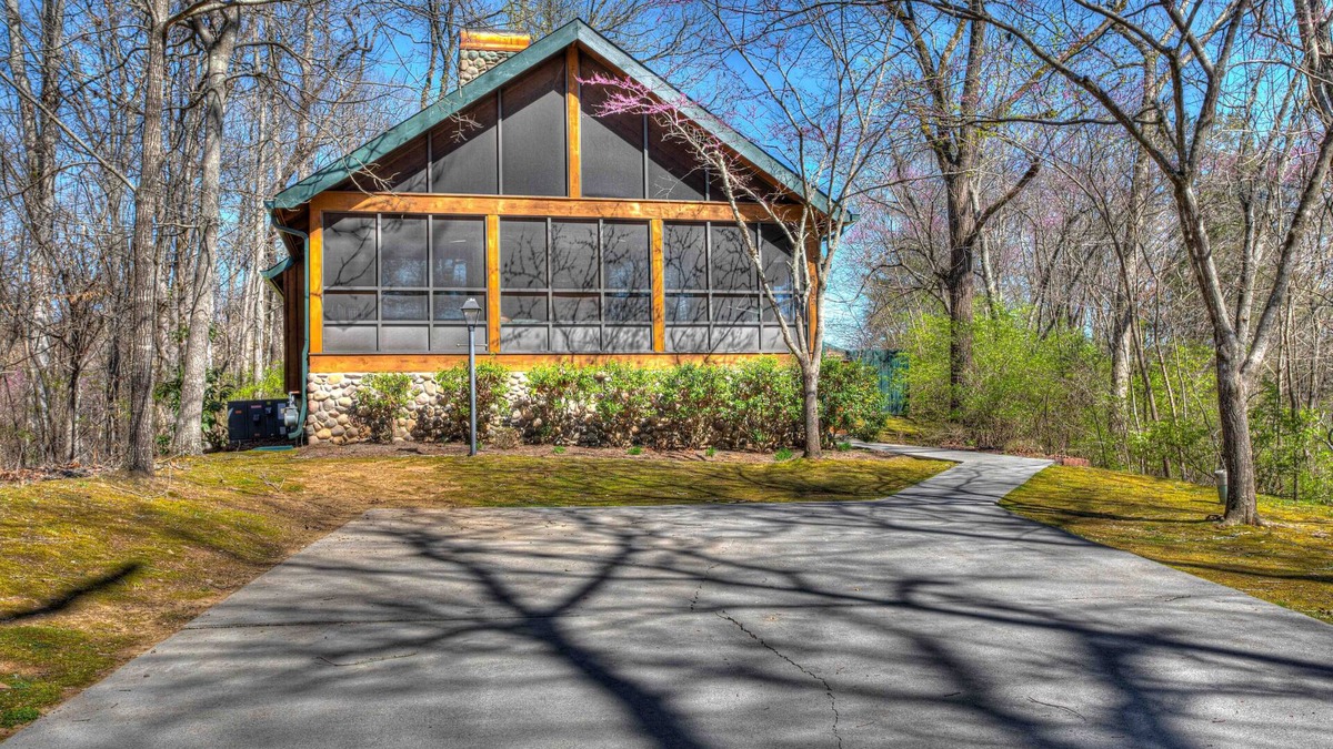 Sevierville Cabin | Red Leaf Lodge nPeaceful Cabin for 6 with Hot Tub