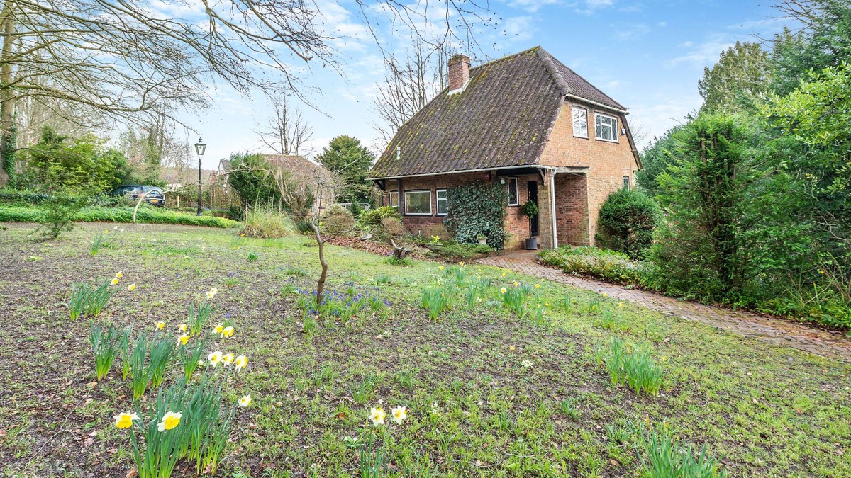 Charing House | Red Leaves - Two Bedroom House, Sleeps 4