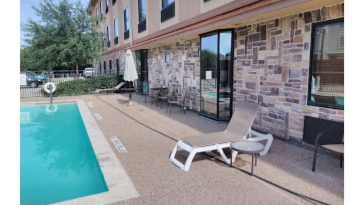 Salmon Creek Apartment | Red Lion Inn - Suites 2