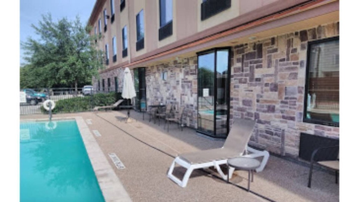 Salmon Creek House | Red Lion Inn - Suites 4