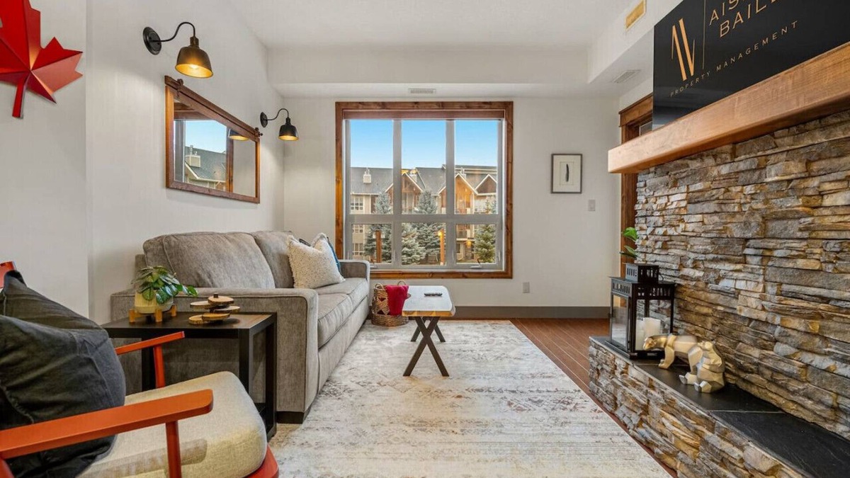East Kootenay Apartment | Red Maple Retreat | Hot Tub | Pool | Gas Fireplace