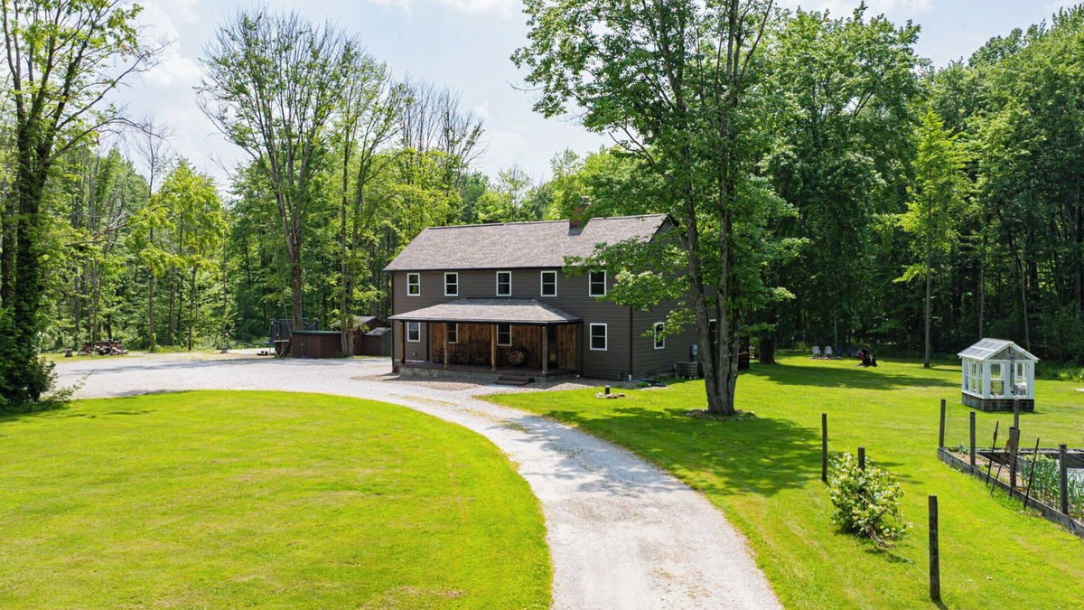 Rock Creek House | Red Oak Retreat in Geneva Ohio, secluded yet close to the attractions!
