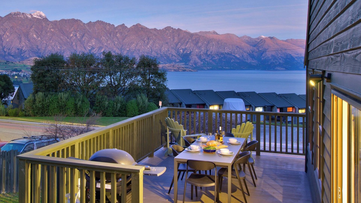 Fernhill House | Red Peaks is a gorgeous two storey home with lake and mountain views located less than 50m to transport into town and ski buses.
