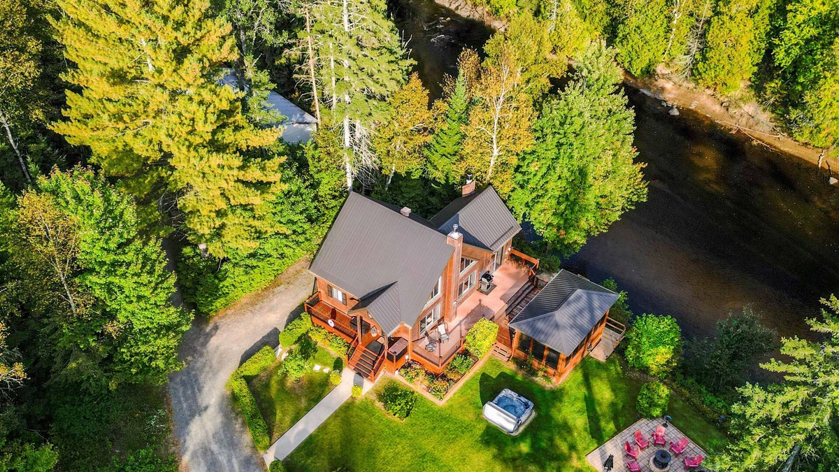 Mauricie Ski Chalet | Red Pines Lodge | Spa | BBQ | Riverside