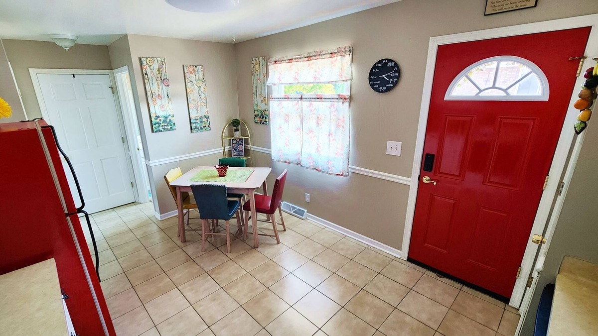 Milwaukee House | Red Pineapple Townhouse - An eclectic paradise minutes away from attractions!