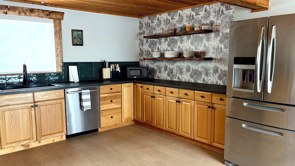 Rossland Ski Chalet | Red Powder House with Foosball Table. Downtown Rossland 5 min to Red Mountain