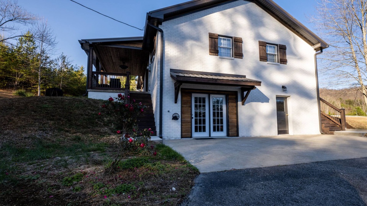 Clay City House | Red River Gorge! 5 bed/3bath on 8 private acres! Hot tub, Arcade room, Garage