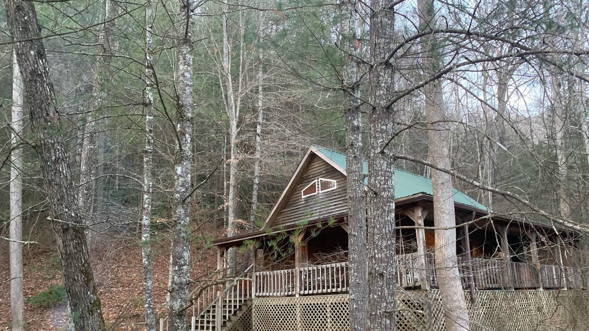Campton Cabin | Red River Gorge secluded 2 bedroom cabin with a hot tub
