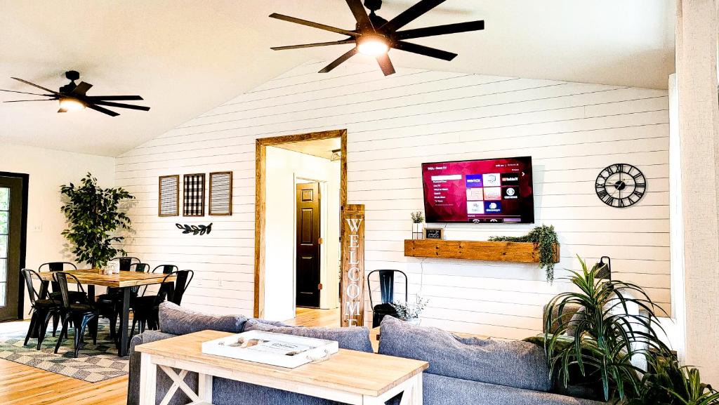 Rogers House | Red River Gorge Vacation Home Fiber WiFi + W/D