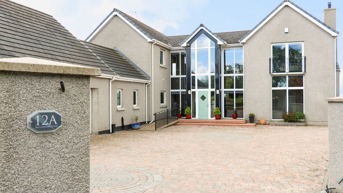 Craigavon Cottage | RED ROBIN'S ANNEX, pet friendly, character holiday cottage in Lurgan