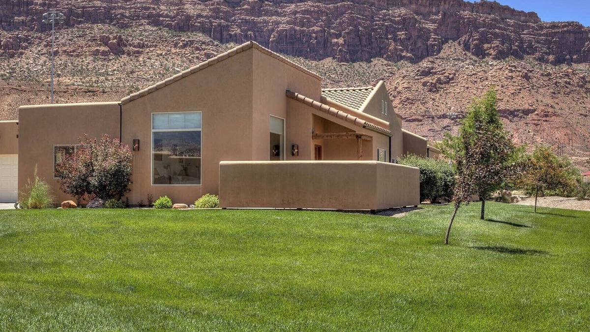 Moab South Valley House | Red Rock & Mountain Views, All the Comforts of Home, Community Pool & Hot Tub