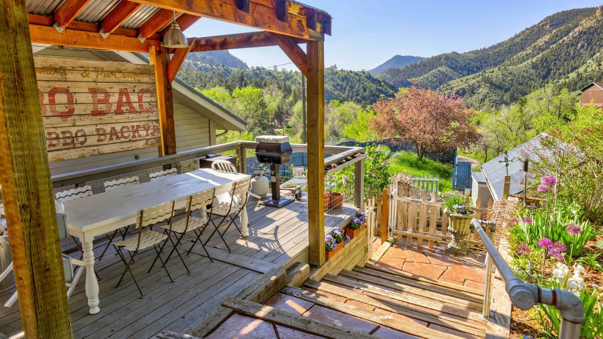 Idledale House | Red Rocks Chalet w/ Dream Kitchen: Extended Stays