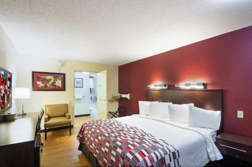 Latonia Hotel | Red Roof Inn Cincinnati East - Beechmont