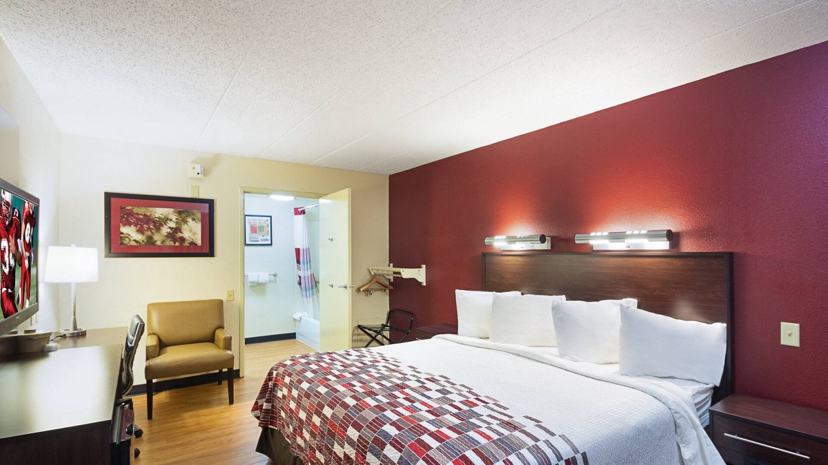 Latonia Hotel | Red Roof Inn Cincinnati East - Beechmont