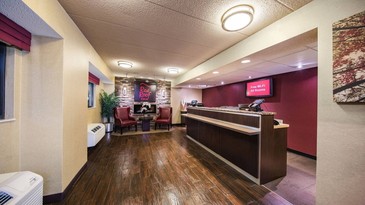 Blue Ash Hotel | Red Roof Inn Cincinnati Northeast - Blue Ash