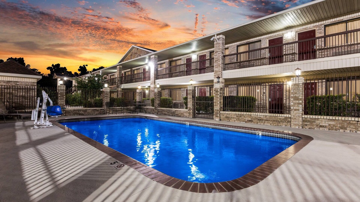 Willis Hotel | Red Roof Inn Conroe North - Willis