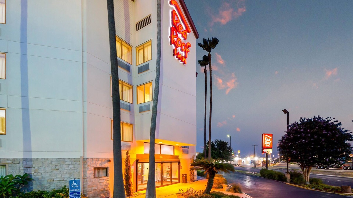 Bonanza Hotel | Red Roof Inn Laredo