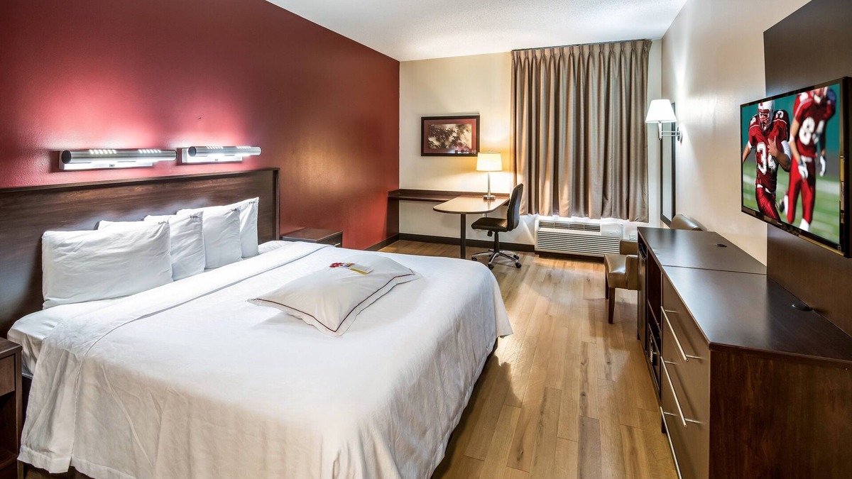 East Garden City Hotel | Red Roof Inn PLUS+ Long Island - Garden City